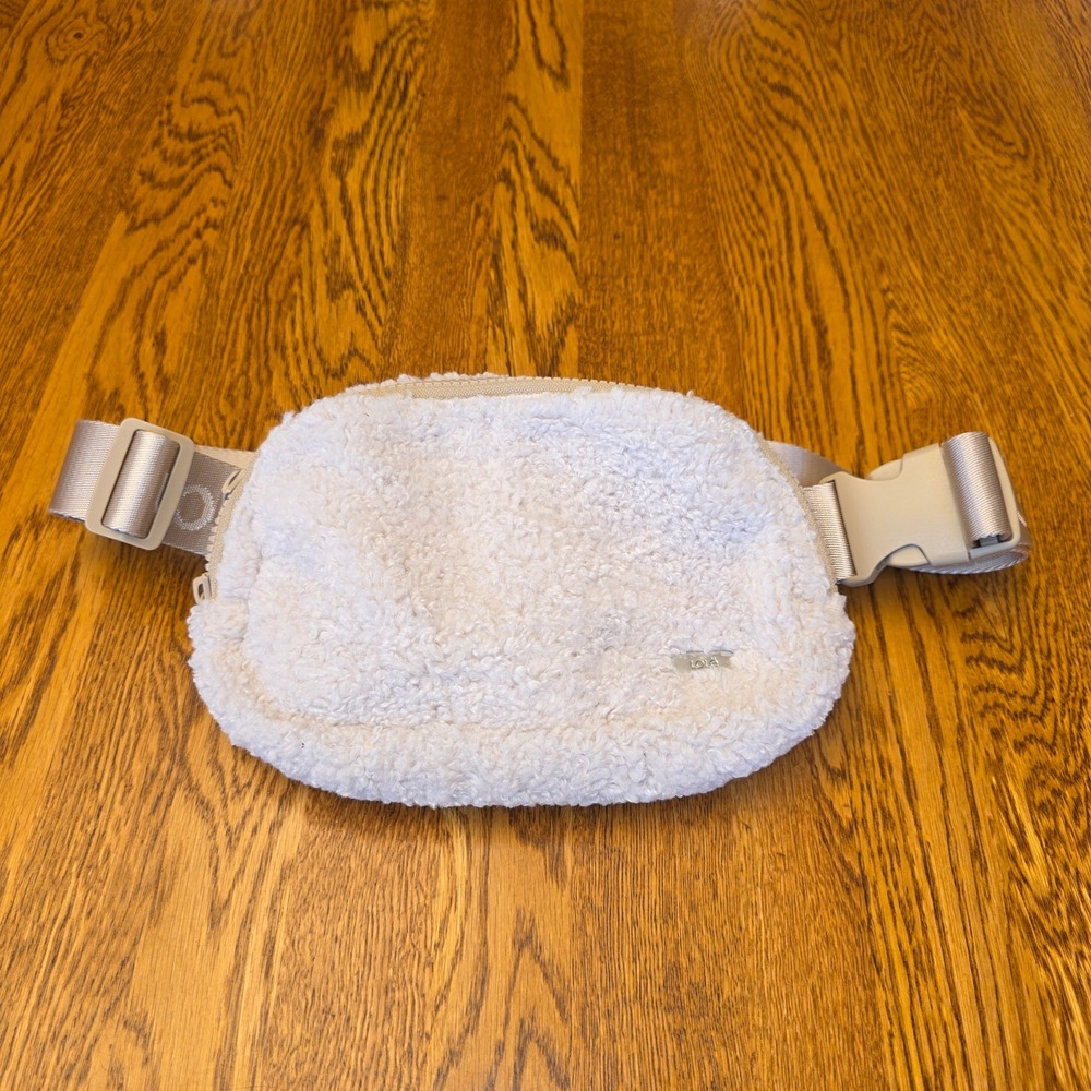 Lole Sherpa Fleece Belt Bag Cream‎ Beige Adjustable Strap Fanny Pack Crossbody